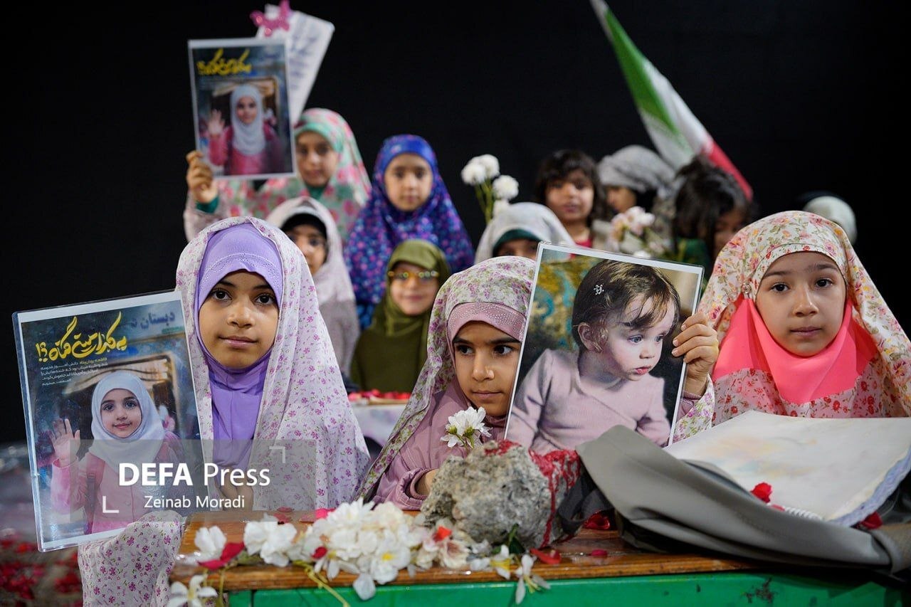 بیعت دختران دانش‌آموز تهرانی در جشن فرشته‌ها