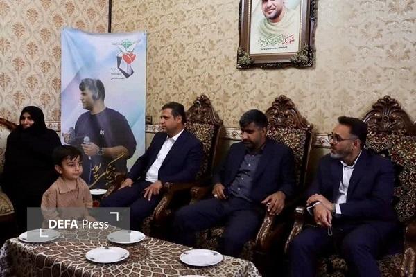 شهردار کرمان با خانواده شهید «احد زرنگی‌پور» دیدار کرد+تصویرا