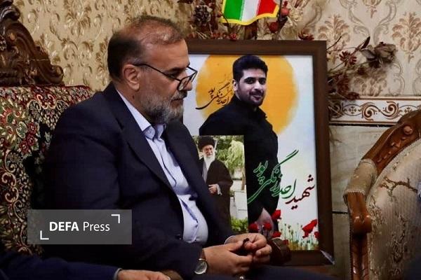 شهردار کرمان با خانواده شهید «احد زرنگی‌پور» دیدار کرد+تصویرا