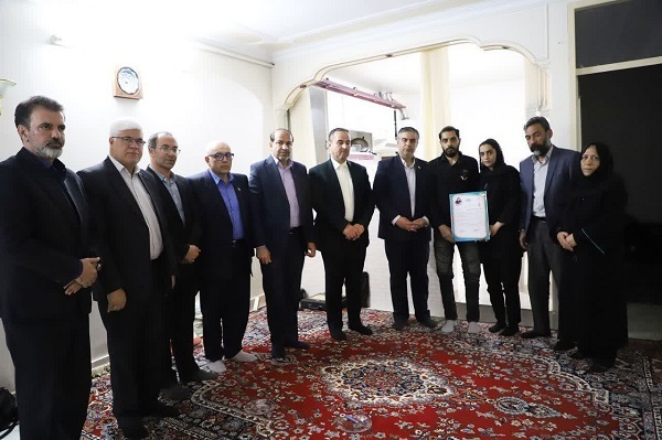 دیدار استاندار مرکزی با خانواده آموزگار شهیده زهرا مشهدی