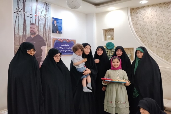 تصاویر/ بانوان جهادگر ایلامی دختران شهید را در روز دختر فراموش نکردند