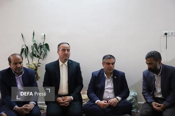 دیدار استاندار مرکزی با خانواده آموزگار شهیده زهرا مشهدی