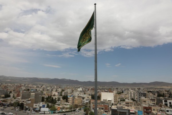 اهتزار پرچم متبرک آستان قدس رضوی در مجموعه استانداری خراسان شمالی + تصاویر