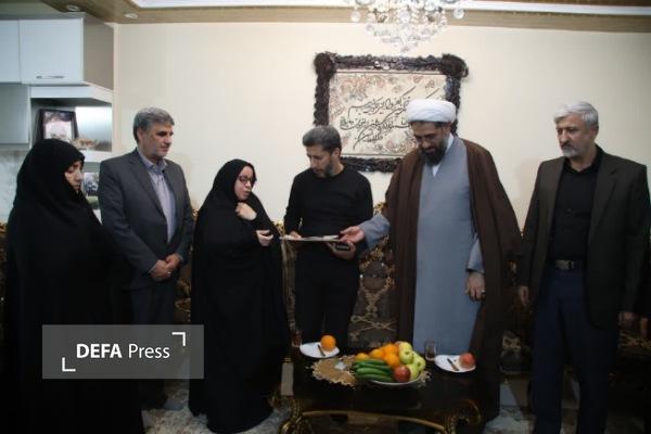 تجلیل نماینده ولی‌فقیه در استان همدان از خانواده شهدای جنگ رمضان + تصاویر