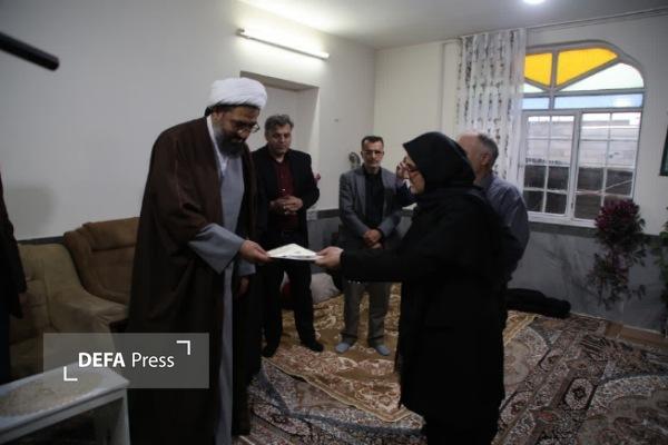 تجلیل نماینده ولی‌فقیه در استان همدان از خانواده شهدای جنگ رمضان + تصاویر