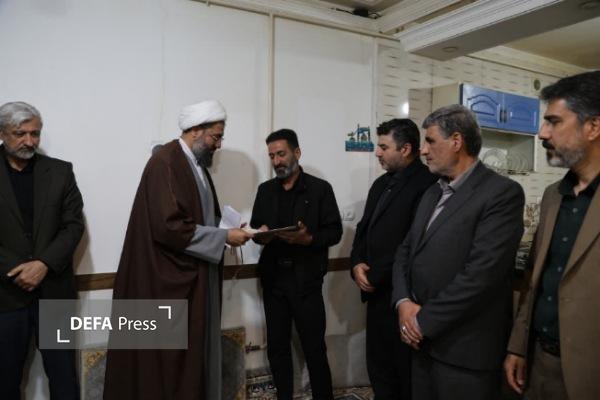تجلیل نماینده ولی‌فقیه در استان همدان از خانواده شهدای جنگ رمضان + تصاویر
