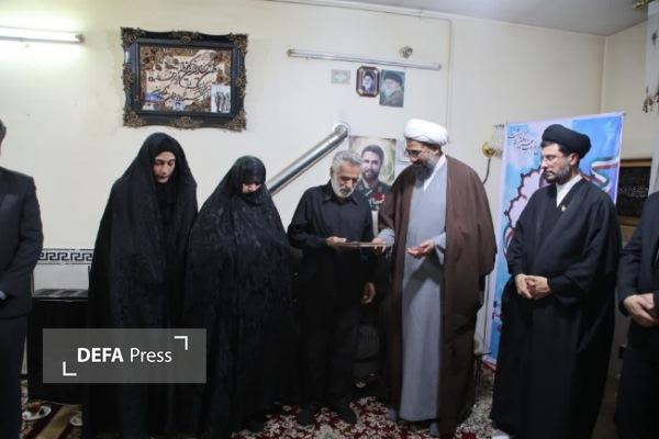 تجلیل نماینده ولی‌فقیه در استان همدان از خانواده شهدای جنگ رمضان + تصاویر