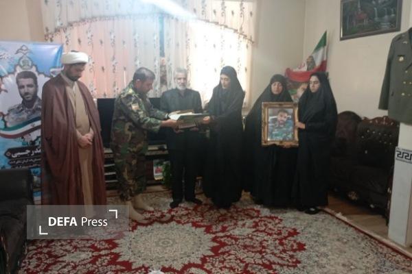 اهدای لوح تقدیر فرمانده نیروی زمینی ارتش به خانواده شهدای جنگ رمضان در همدان + تصاویر