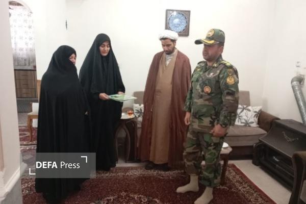 اهدای لوح تقدیر فرمانده نیروی زمینی ارتش به خانواده شهدای جنگ رمضان در همدان + تصاویر