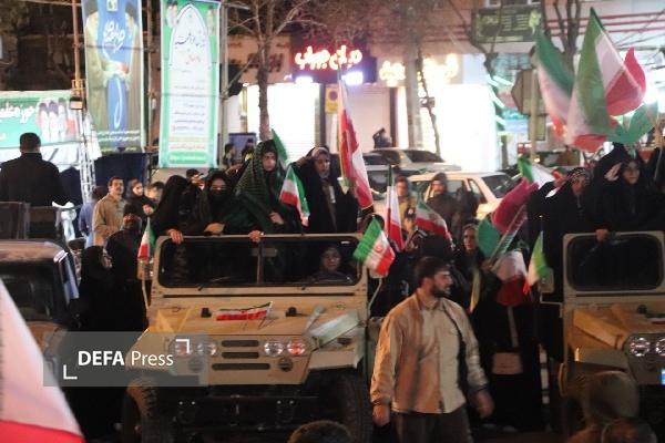 حضور نمادین دختران قروه کردستان با پوشش نظامی در تجمع شبانه +تصاویر