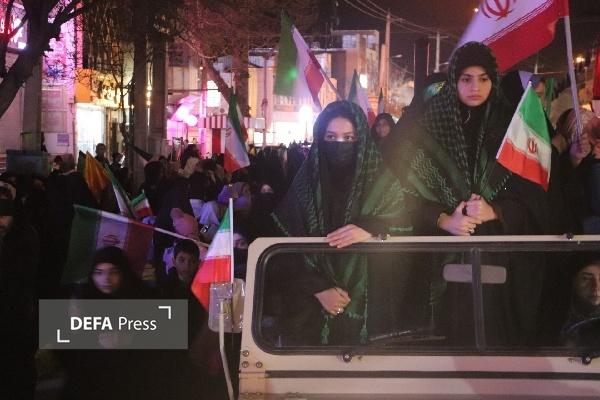 حضور نمادین دختران قروه کردستان با پوشش نظامی در تجمع شبانه +تصاویر