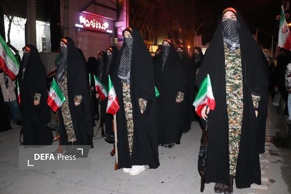 حضور نمادین دختران قروه کردستان با پوشش نظامی در تجمع شبانه +تصاویر