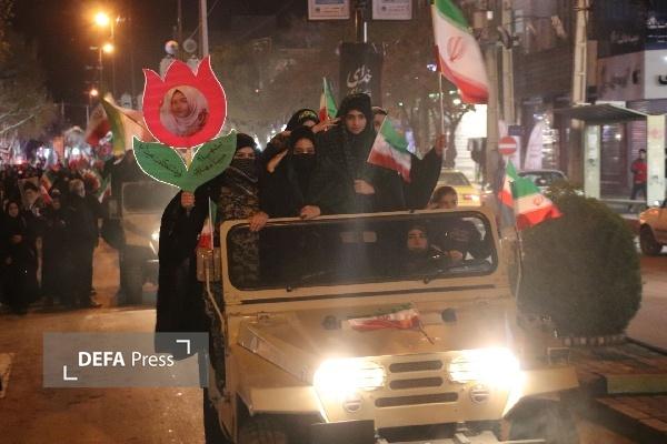 حضور نمادین دختران قروه کردستان با پوشش نظامی در تجمع شبانه +تصاویر