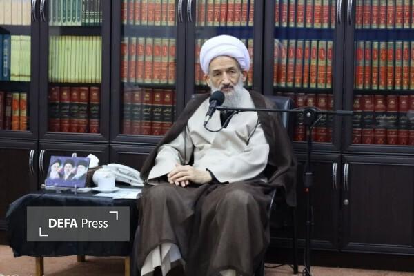 هنرمندان انقلابی ارزش‌ها را هنری می‌کنند