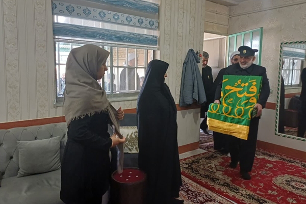 روایت ایثار در سایه پرچم متبرک رضوی/ دیدار با خانواده های شهدای جنگ رمضان