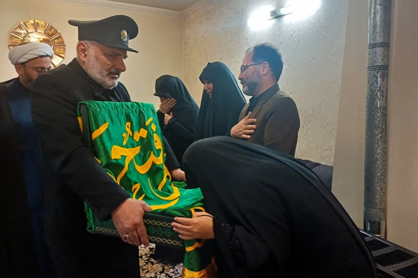تصاویر/ حضور خادمان رضوی در منازل شهدای جنگ رمضان