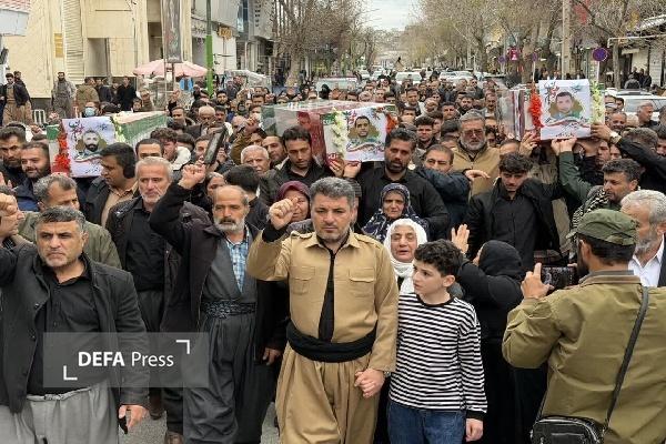 مراسم تشییع پیکر‌های پاک سه شهید جنگ رمضان در مریوان برگزار شد +فیلم