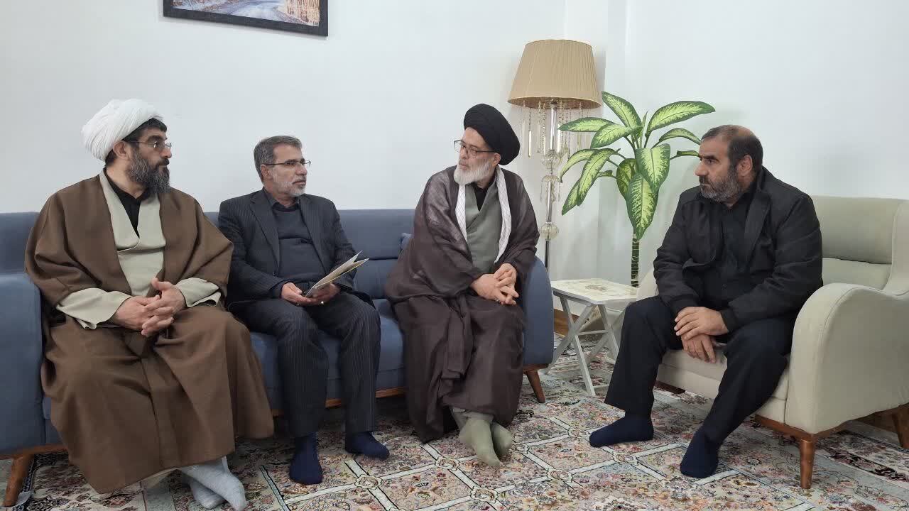 دیدار مسؤولان زنجانی با خانواده شهید «علی کلانتری حصاری» 