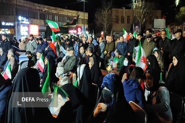 تداوم اجتماع میدانداران سنندج در حمایت از ایران اسلامی +فیلمها و تصاویر تداوم اجتماع میدانداران سنندج در حمایت از ایران اسلامی +فیلمها و تصاویر