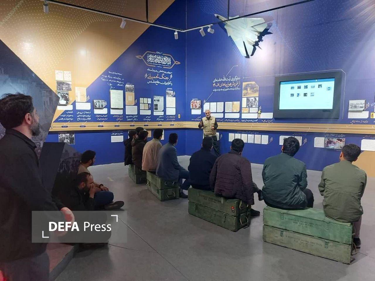 استقبال گردشگران در اولین روز از بازگشایی موزه ملی انقلاب اسلامی و دفاع مقدس+ تصاویر