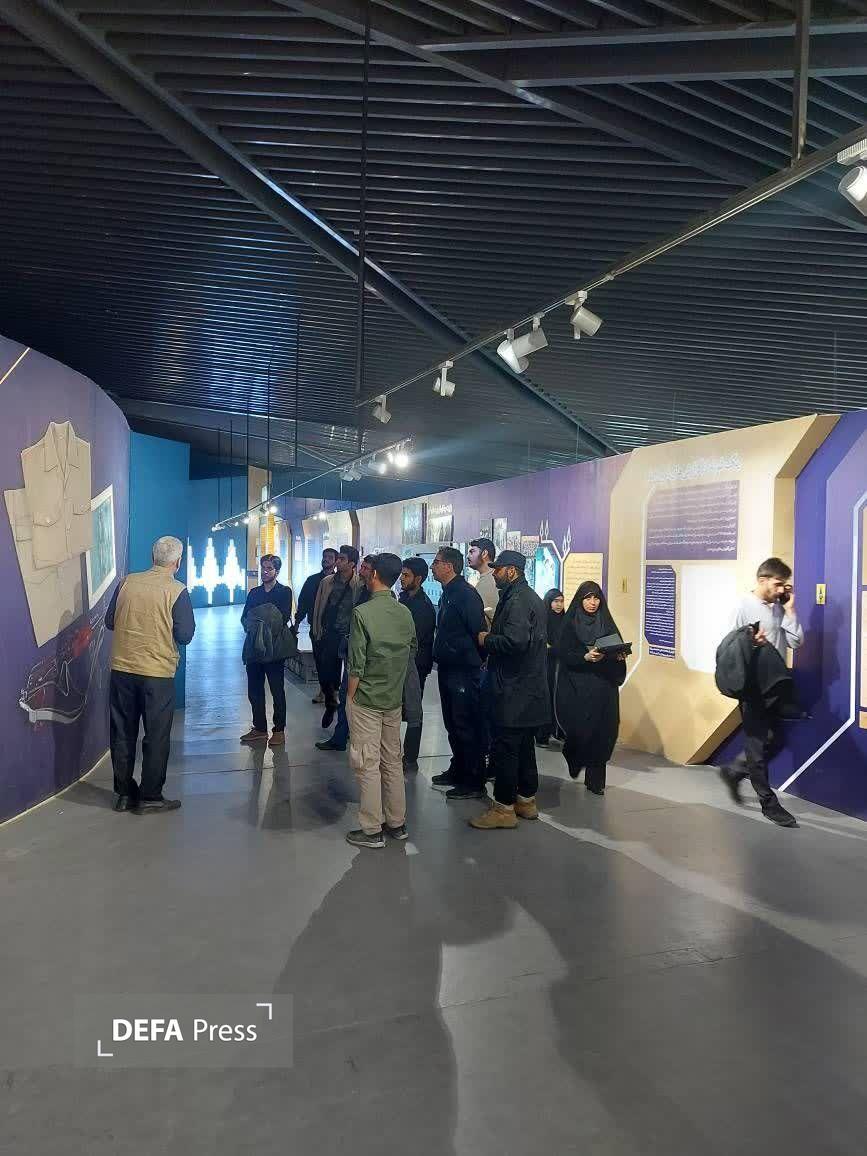 استقبال گردشگران در اولین روز از بازگشایی موزه ملی انقلاب اسلامی و دفاع مقدس+ تصاویر