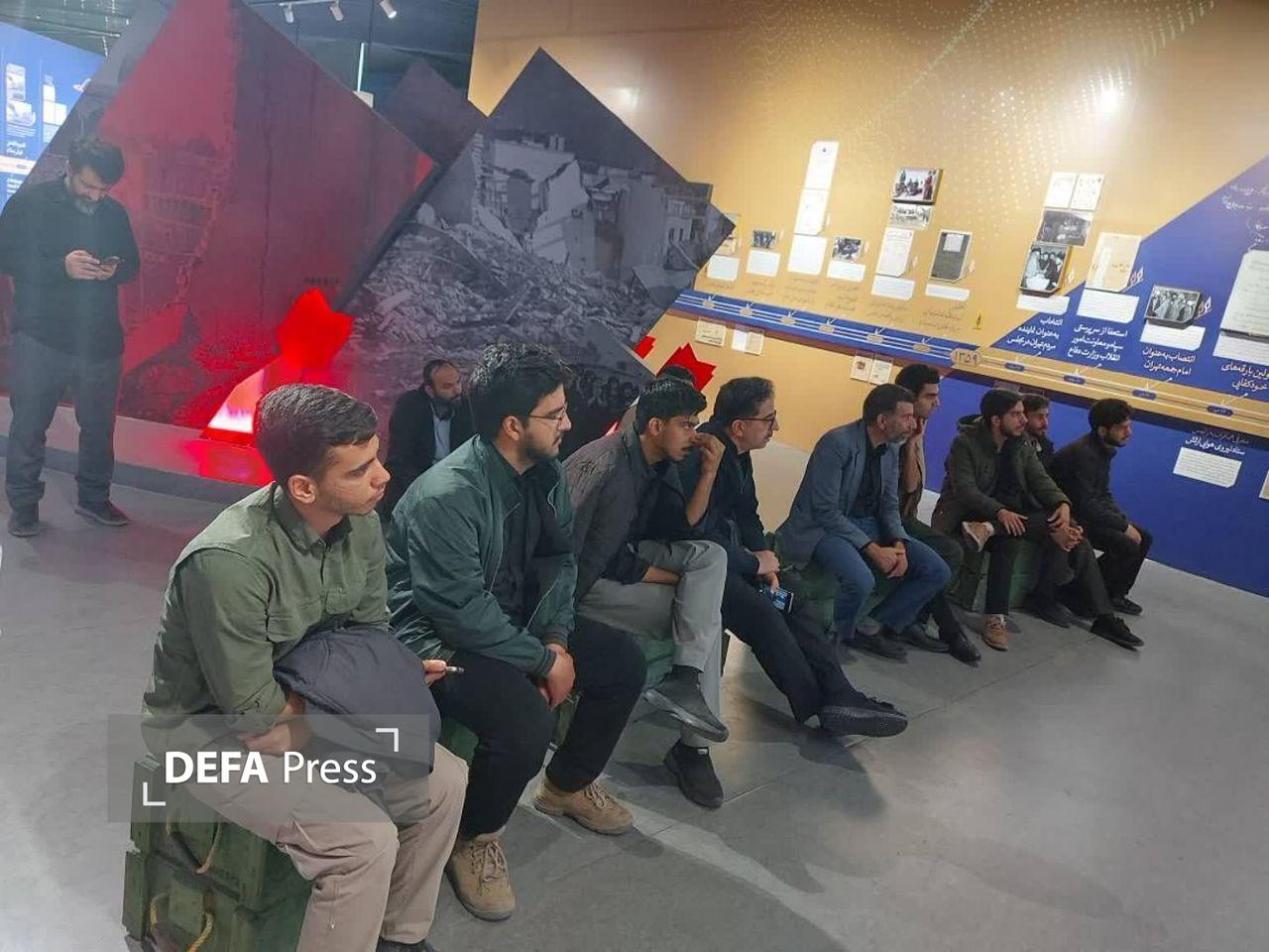 استقبال گردشگران در اولین روز از بازگشایی موزه ملی انقلاب اسلامی و دفاع مقدس+ تصاویر