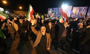 تصاویر / بیست و پنجمین شب حضور مردم در میدان‌های شهر اصفهان