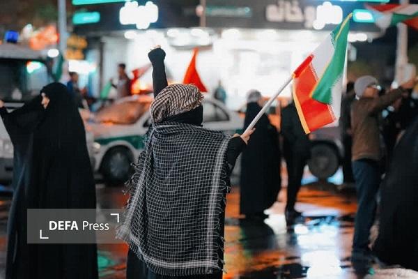 حضور گستردهٔ شهروندان کرمانی در میدان آزادی+تصاویر حضور گستردهٔ شهروندان کرمانی در میدان آزادی+تصاویر