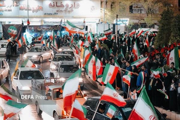 حضور گستردهٔ شهروندان کرمانی در میدان آزادی+تصاویر حضور گستردهٔ شهروندان کرمانی در میدان آزادی+تصاویر