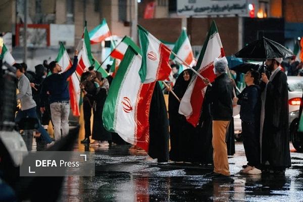 حضور گستردهٔ شهروندان کرمانی در میدان آزادی+تصاویر حضور گستردهٔ شهروندان کرمانی در میدان آزادی+تصاویر