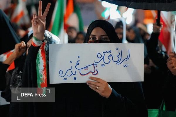 حضور گستردهٔ شهروندان کرمانی در میدان آزادی+تصاویر حضور گستردهٔ شهروندان کرمانی در میدان آزادی+تصاویر