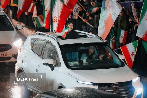 حضور گستردهٔ شهروندان کرمانی در میدان آزادی+تصاویر حضور گستردهٔ شهروندان کرمانی در میدان آزادی+تصاویر