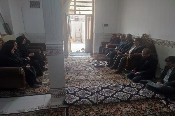 مدیران بنیاد و فرهنگ ارشاد کرمان با خانواده شهدای ناو دنا و دفاع مقدس در بردسیر دیدار کردند