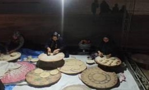 فیلم/ پخت نان برای رزمندگان توسط زنان برازجانی