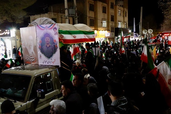 پیکر شهید حمله متجاوزانه دشمن به عسلویه در شهرکرد تشییع شد