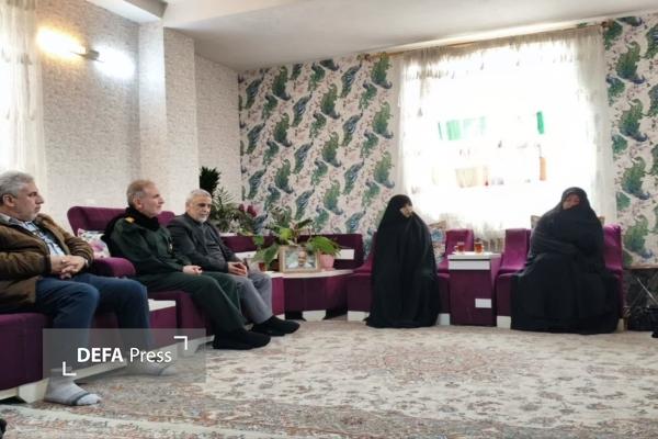 مدیرکل حفظ آثار دفاع مقدس قزوین با خانواده شهدای جنگ رمضان دیدار کرد