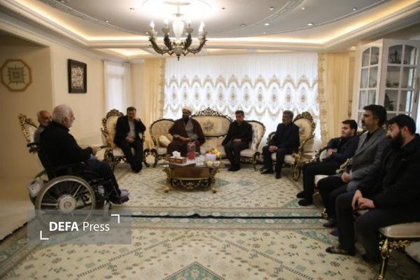 اهدای طلا به جبهه مقاومت توسط همسر جانباز و خواهر شهید