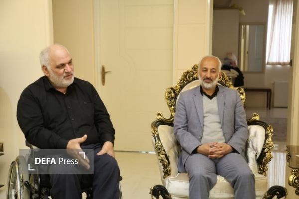 اهدای طلا به جبهه مقاومت توسط همسر جانباز و خواهر شهید