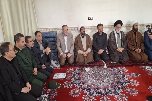 دیدار معاون سیاسی، امنیتی و اجتماعی استانداری زنجان با خانواده شهید «خدابنده‌لو» 