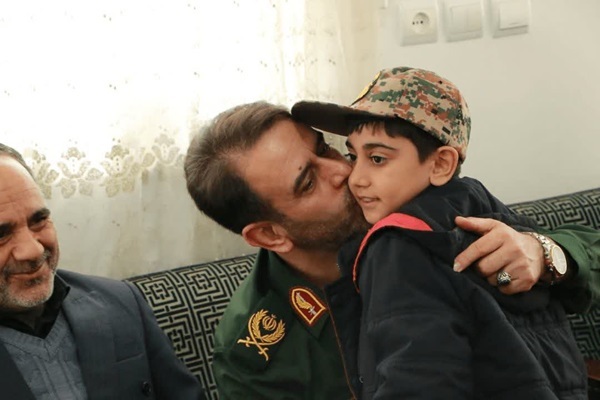 فرمانده سپاه زنجان با خانواده‌ شهیدان «اسداللهی‌نیا» و «دوستی» دیدار کرد