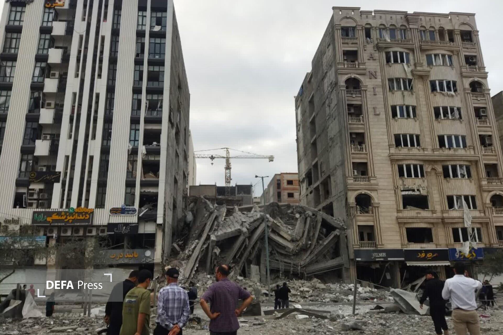 ۳شهید( یک کودک ۷ ساله) و ۷ مجروح در پی حمله دشمن به ساختمان مسکونی در گلشهر بندرعباس ۳شهید( یک کودک ۷ ساله) و ۷ مجروح در پی حمله دشمن به ساختمان مسکونی در گلشهر بندرعباس