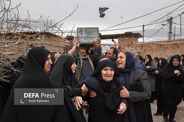 تشییع شهید جنگ رمضان در روستای خیارج