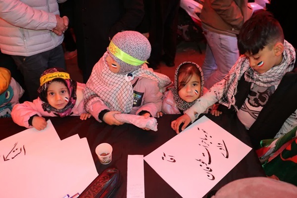 قلم هنرمندان پشتیبان نیروهای مسلح‌ کشور در جبهه‌ها است