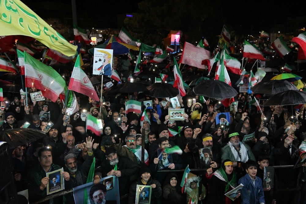 تصاویر/ مردم اراک در زیر باران شدید دست از حمایت رزمندگان نیرو‌های مسلح بر نداشتند