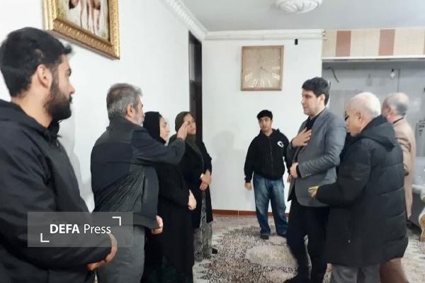 ادای احترام استاندار کردستان به خانواده دانش‌آموز شهید واقعه تروریستی دبستان میناب