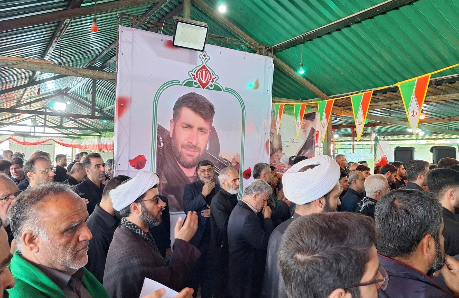 تشییع ۲ شهید مدافع امنیت با حضور حماسی مردم در اهواز