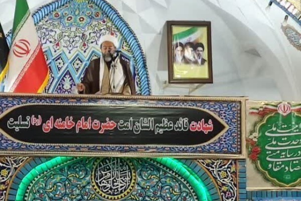 سفره انقلاب جای منافقان نیست