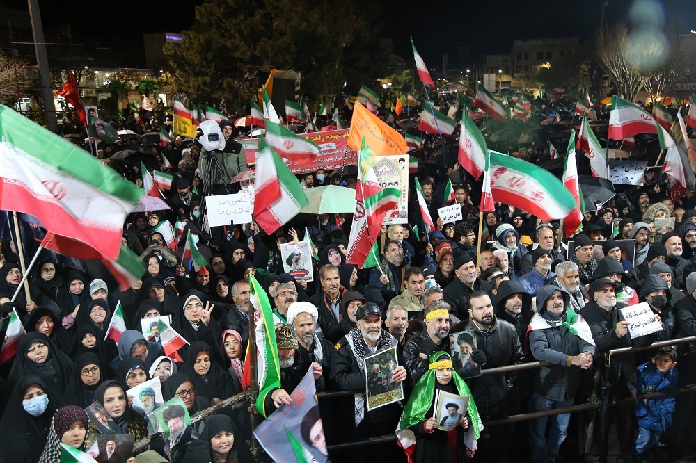 تصاویر/ مردم اراک در زیر باران شدید دست از حمایت رزمندگان نیرو‌های مسلح بر نداشتند