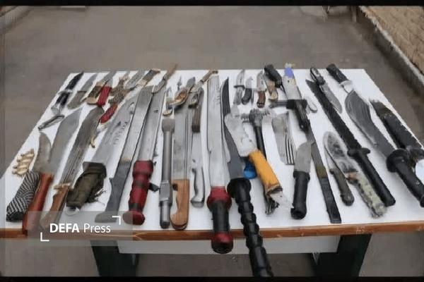 یکی از اراذل و اوباش شهر قروه با کشف ۱۰۰ قبضه سلاح سرد دستگیر شد