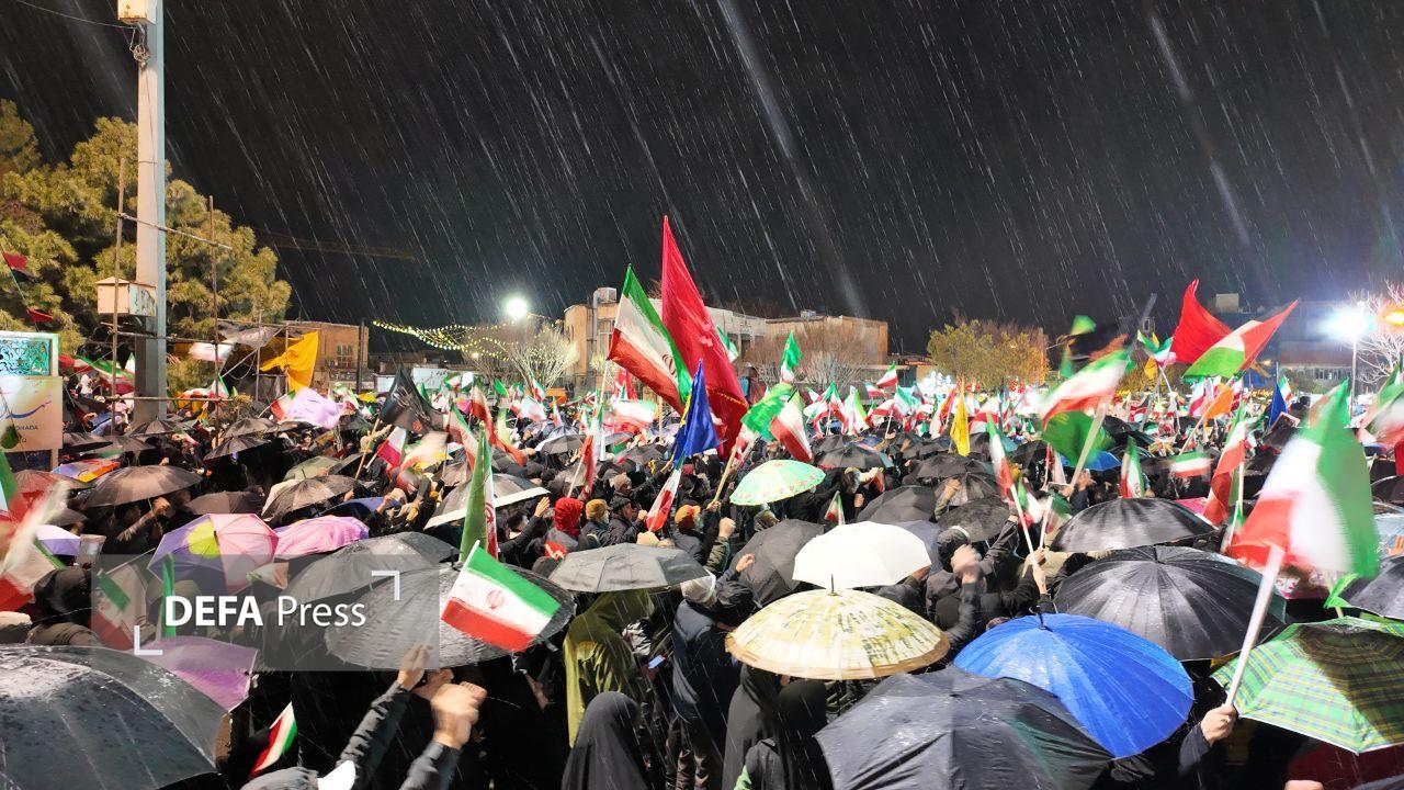 تصاویر/ اجتماع پر شور و اشتیاق مردم اراک زیر بارش رحمت الهی